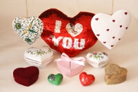 Szv alak dszek: festett mints fa fggk, flitteres kis plssprna, Erika s Hortenzia mints hollhzi porceln bonbonierek, masnis kettnyl rzsaszn selyem bevonat kszerdoboz, bord brsony bevonat kszerdoboz, festett dszkavicsok, faragott barna zsrk bonbonier