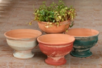 Nat�r terrakotta, vil�gosz�ld, bord� �s s�t�tz�ld savazott �s nyomott mint�s kis ker�mia vir�gkehely