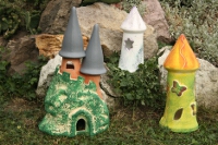 Z�ld-sz�rke v�r, feh�r csillagos kis torony, z�ld-narancs lepk�s k�zepes torony festett ker�mia figur�k